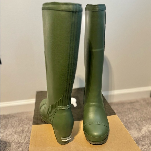 🔥SOREL - Joan TALL WEDGE Green RAIN BOOTS🔥 ☔️ - Picture 3 of 10